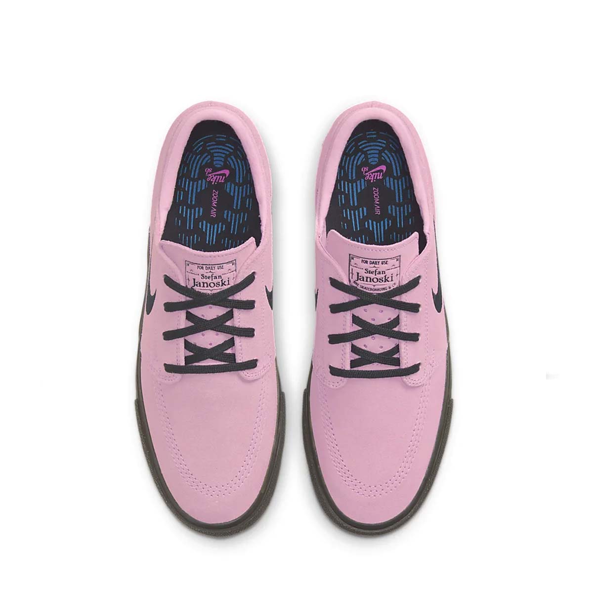 Slip into the next evolution of the Janoski+. None of the laces, all of the classic support. The skate-specific tread delivers great boardfeel and flick, while the re-engineered last gives you better fit and comfort—opening the door to next-level performance.