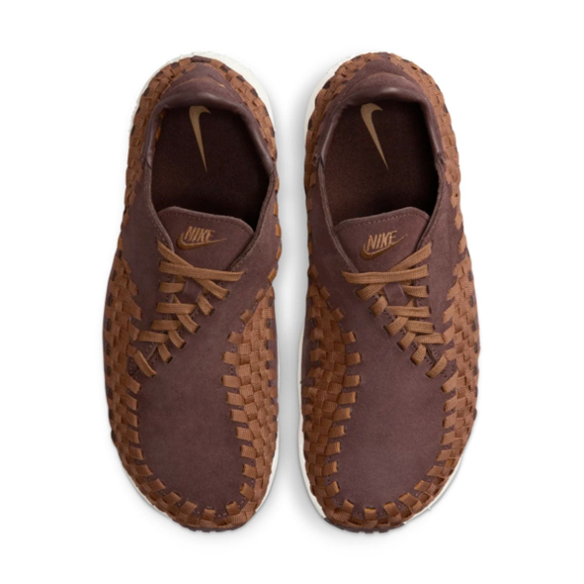 The comfy classic is back. With a wide toe box and lateral lacing, the Footscape delivers an alternative fit for natural motion. Asymmetrical woven details perform a dual purpose, punctuating the soft suede upper and adding another level of foot-hugging containment. Inside, you'll find an ultra-plush foam midsole and Nike Air cushioning in the heel. Step in and say, "ahhhhhh".