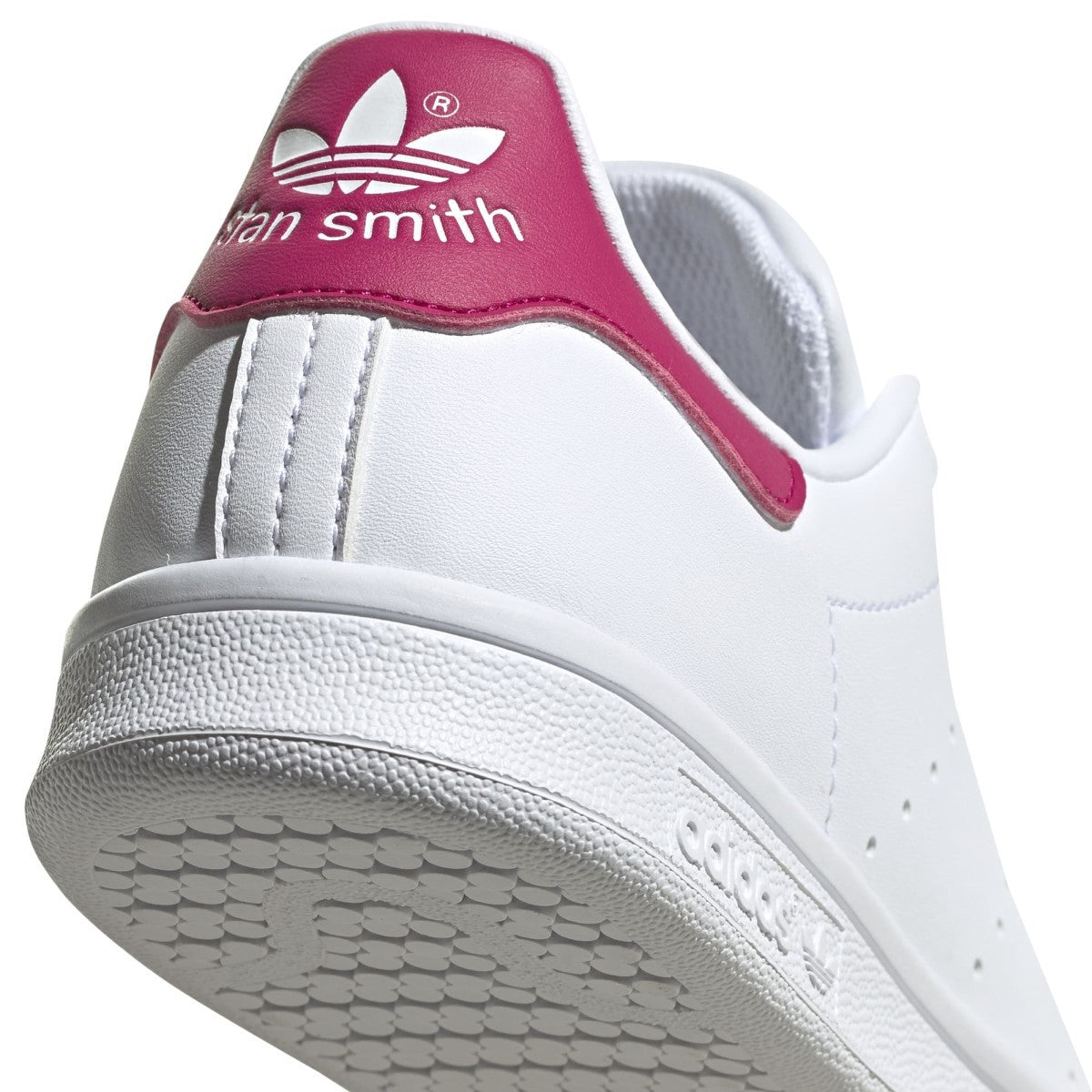 Every generation has made the Stan Smith their own. Now, it's your turn. These juniors' shoes have the same clean look and crisp feel as the original. What's different? The materials.