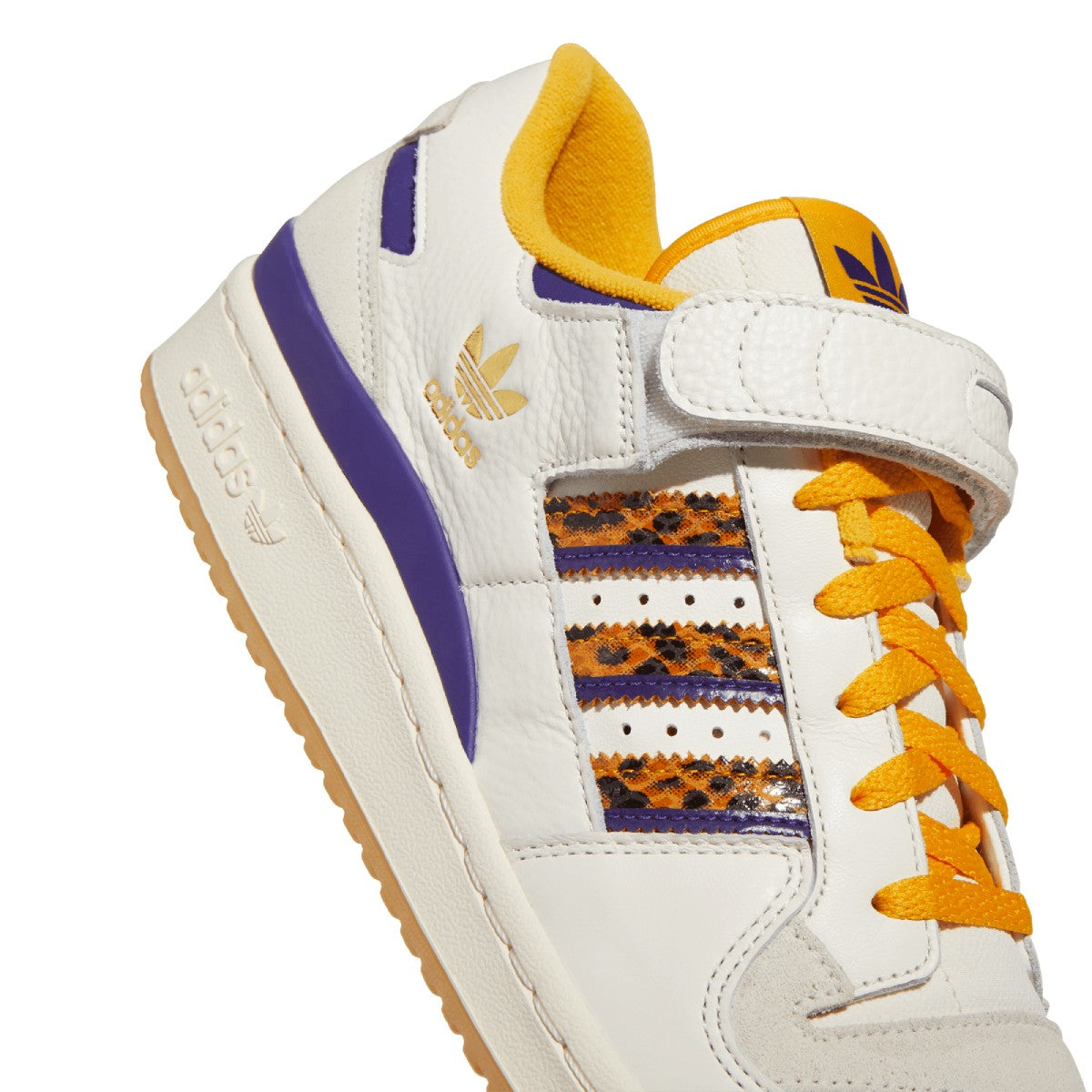 Remember the epic shots, close games and fierce rivalries that defined '80s B-ball? Even if you weren't around to watch them live, you can relive the era in these adidas Forum shoes. Eye-catching colours give a shoutout to sport while the low top silhouette has all the details you covet: the crisscross design, smooth leather and ankle strap.