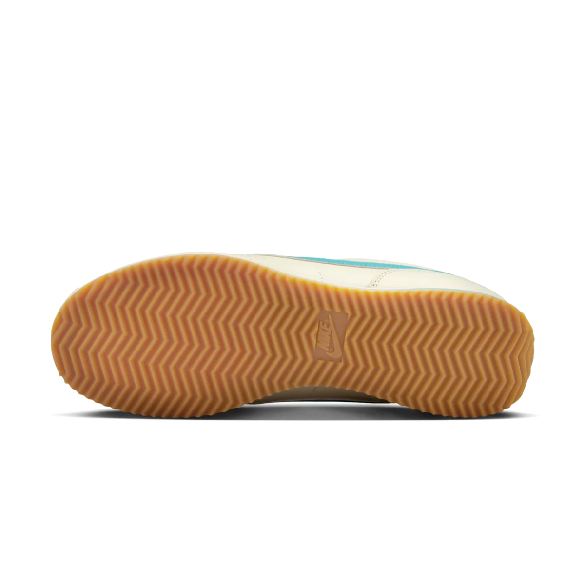 One word: tradition. From heritage running to fashion phenom, the retro appeal, sponge-soft midsole and seesaw detailing of this classic sneaker delivers, decade after decade. This iteration pairs that vintage vibe with easy-to-style colors for a look that's as versatile as it is timeless.