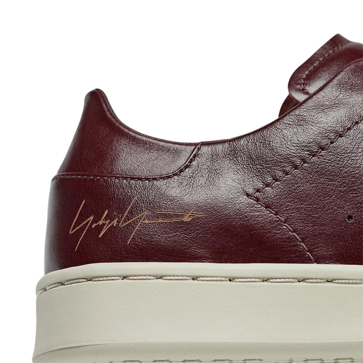 Thoughtful design makes a classic all that much better. With a clean look that knows minimalism is modern, the Y-3 Stan Smith Shoes borrow all the best details from the original — think perforated 3-Stripes — but in exceptionally soft leather, a design choice inspired by the feel of luxury gloves. This release has a slightly more elevated profile and Yohji Yamamoto's signature as a subtle element near the heel.