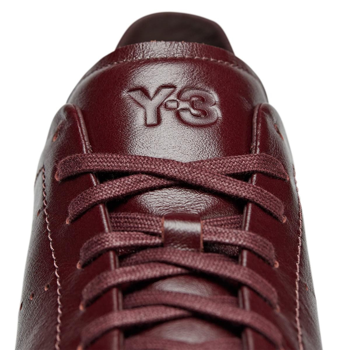 Thoughtful design makes a classic all that much better. With a clean look that knows minimalism is modern, the Y-3 Stan Smith Shoes borrow all the best details from the original — think perforated 3-Stripes — but in exceptionally soft leather, a design choice inspired by the feel of luxury gloves. This release has a slightly more elevated profile and Yohji Yamamoto's signature as a subtle element near the heel.