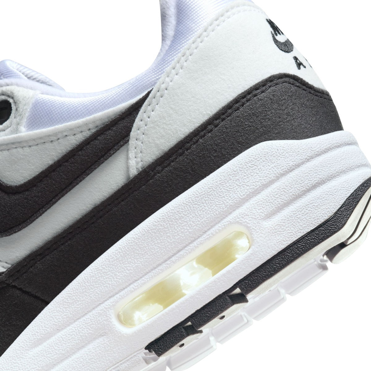 Meet the leader of the pack. Walking on clouds above the noise, the Air Max 1 blends timeless design with cushioned comfort. Sporting a fast-paced look, wavy mudguard and Nike Air, this classic icon hit the scene in ‘87 and continues to be the soul of the franchise today.