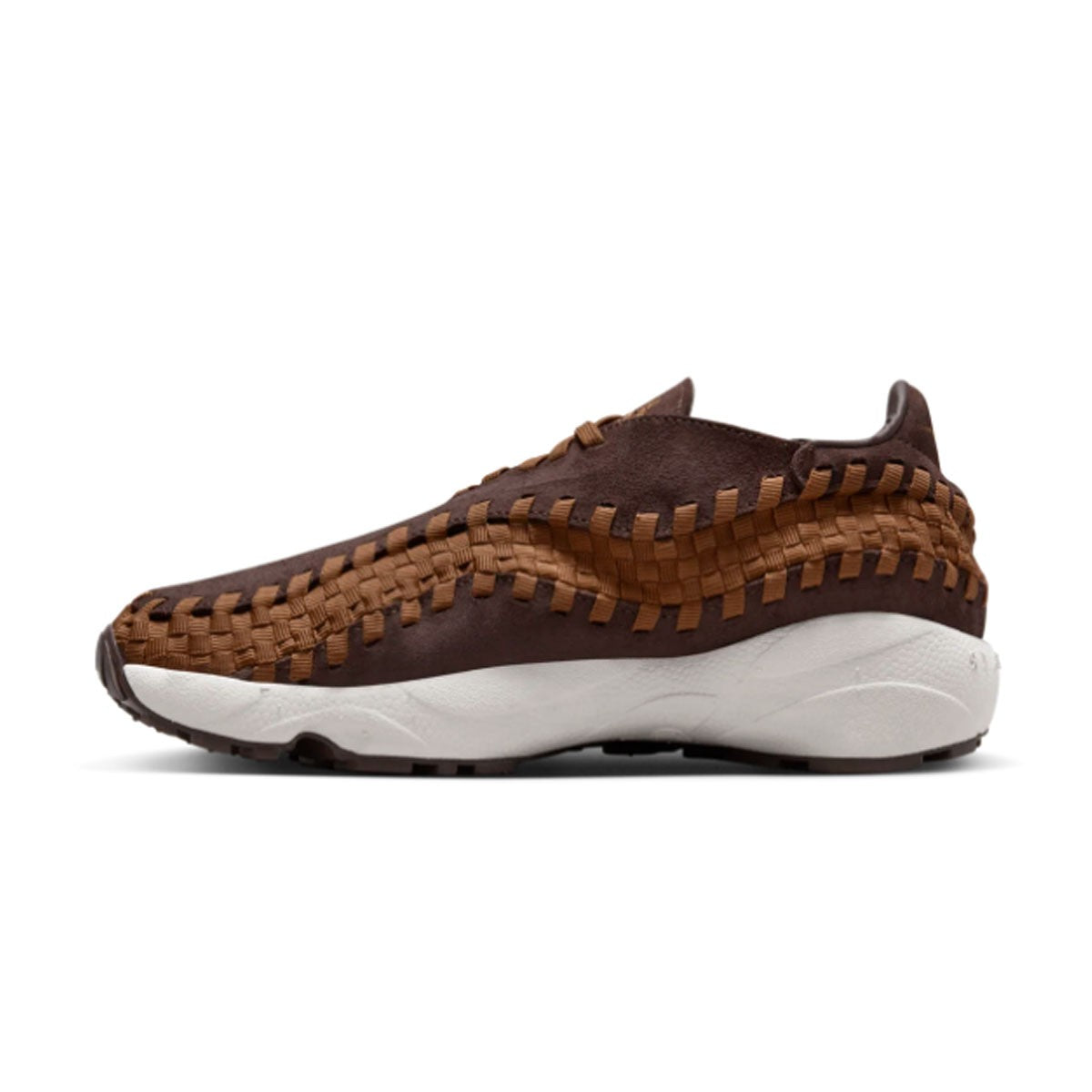 The comfy classic is back. With a wide toe box and lateral lacing, the Footscape delivers an alternative fit for natural motion. Asymmetrical woven details perform a dual purpose, punctuating the soft suede upper and adding another level of foot-hugging containment. Inside, you'll find an ultra-plush foam midsole and Nike Air cushioning in the heel. Step in and say, "ahhhhhh".