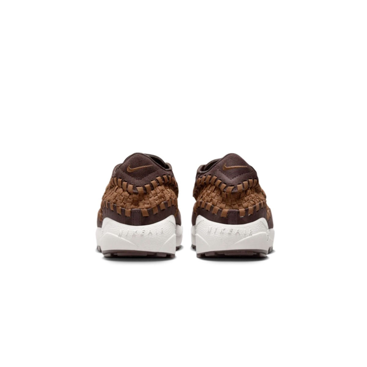 The comfy classic is back. With a wide toe box and lateral lacing, the Footscape delivers an alternative fit for natural motion. Asymmetrical woven details perform a dual purpose, punctuating the soft suede upper and adding another level of foot-hugging containment. Inside, you'll find an ultra-plush foam midsole and Nike Air cushioning in the heel. Step in and say, "ahhhhhh".