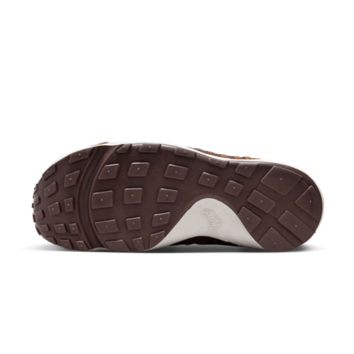 The comfy classic is back. With a wide toe box and lateral lacing, the Footscape delivers an alternative fit for natural motion. Asymmetrical woven details perform a dual purpose, punctuating the soft suede upper and adding another level of foot-hugging containment. Inside, you'll find an ultra-plush foam midsole and Nike Air cushioning in the heel. Step in and say, "ahhhhhh".
