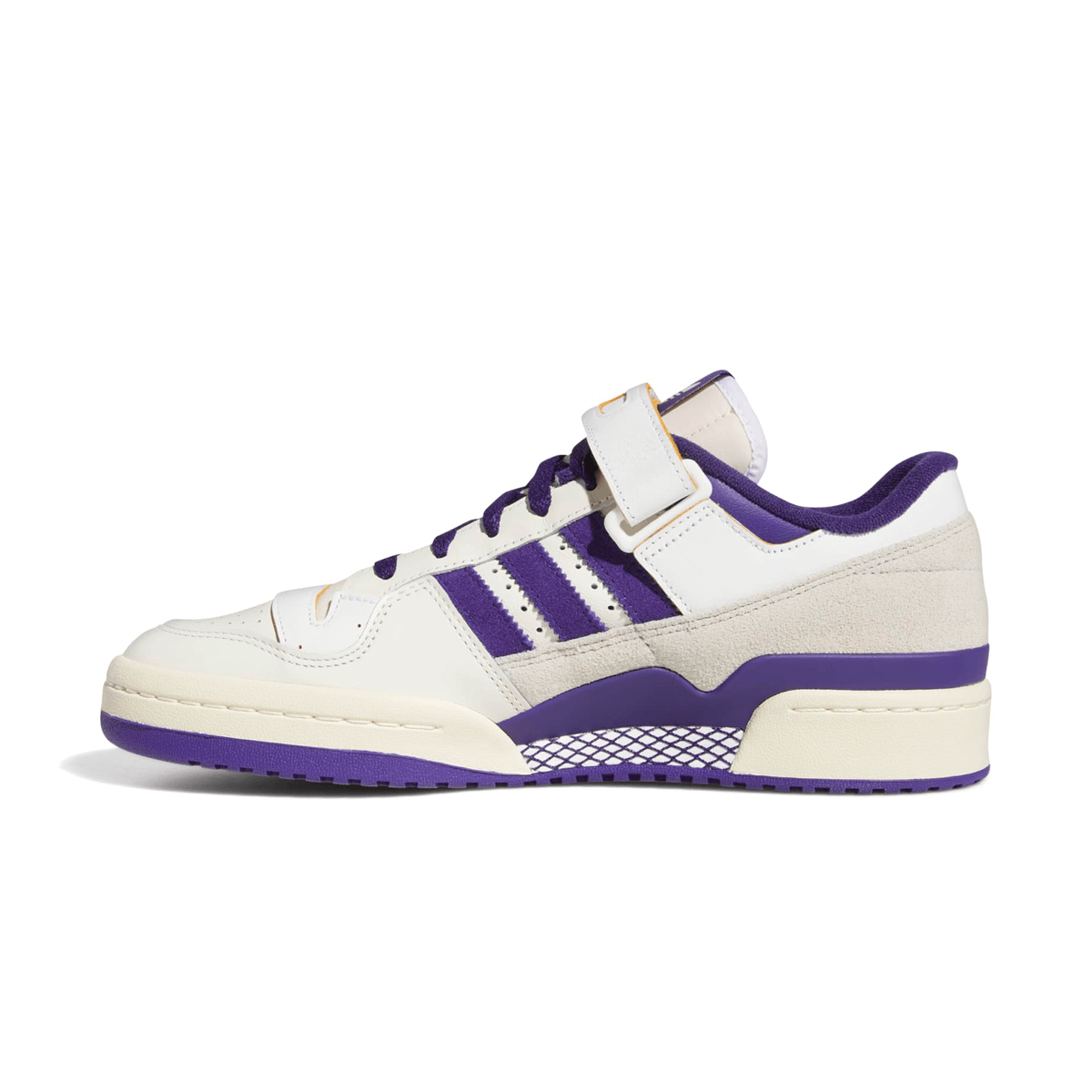 Same legendary look. New moves. The adidas Forum shoes first made an impact on the B-ball courts of the '80s, and they've made their mark in every facet of culture since. This pair has every detail that the OG made famous, like the contrast colours, crisscross ankle design and top strap. You can feel the hardwood energy wherever your day takes you.