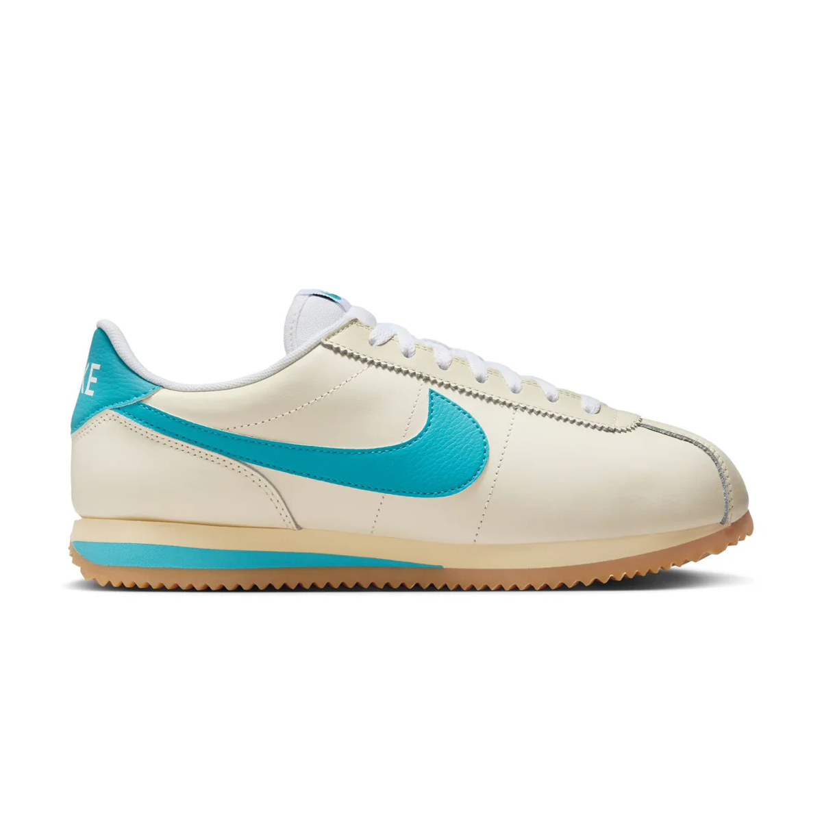 One word: tradition. From heritage running to fashion phenom, the retro appeal, sponge-soft midsole and seesaw detailing of this classic sneaker delivers, decade after decade. This iteration pairs that vintage vibe with easy-to-style colors for a look that's as versatile as it is timeless.