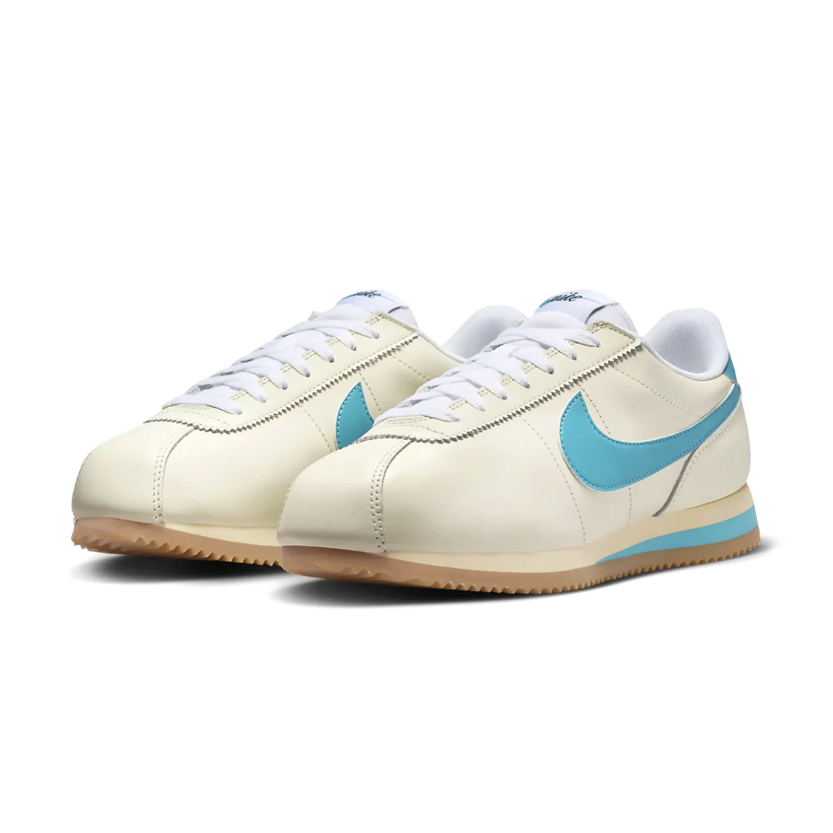 One word: tradition. From heritage running to fashion phenom, the retro appeal, sponge-soft midsole and seesaw detailing of this classic sneaker delivers, decade after decade. This iteration pairs that vintage vibe with easy-to-style colors for a look that's as versatile as it is timeless.