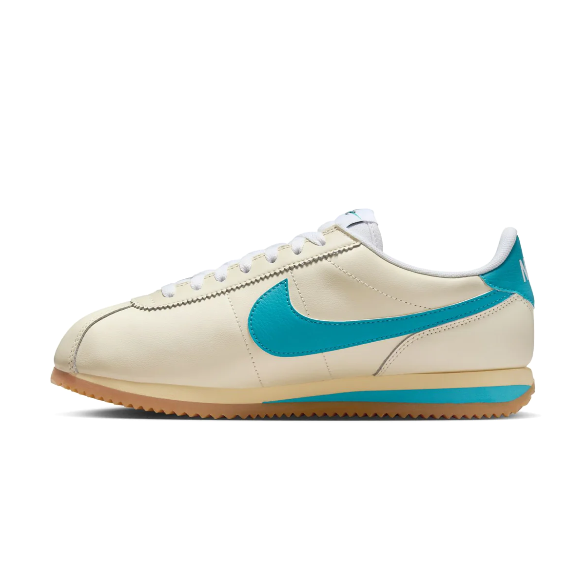 One word: tradition. From heritage running to fashion phenom, the retro appeal, sponge-soft midsole and seesaw detailing of this classic sneaker delivers, decade after decade. This iteration pairs that vintage vibe with easy-to-style colors for a look that's as versatile as it is timeless.