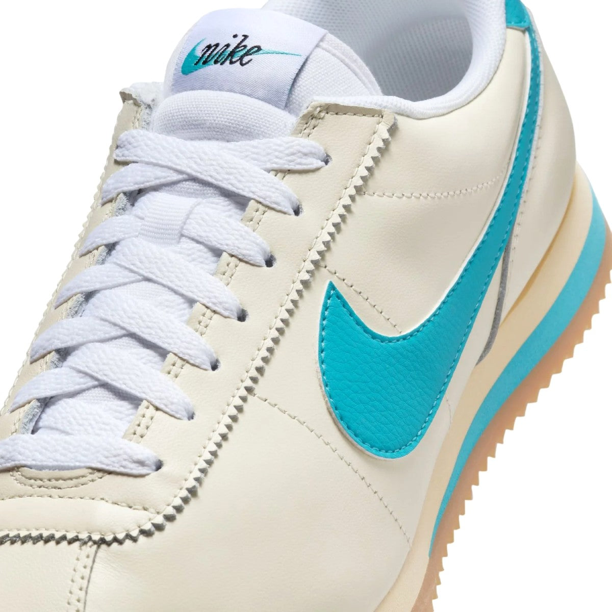 One word: tradition. From heritage running to fashion phenom, the retro appeal, sponge-soft midsole and seesaw detailing of this classic sneaker delivers, decade after decade. This iteration pairs that vintage vibe with easy-to-style colors for a look that's as versatile as it is timeless.